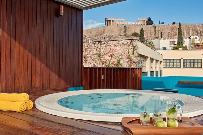 Nyd en stund i jacuzzien med udsigt til Akropolis