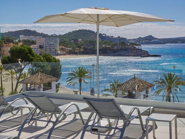 Fra takterrassen på Paguera Treff Boutique Hotel har du en smuk udsigt over havet uden for Mallorcas kyst.