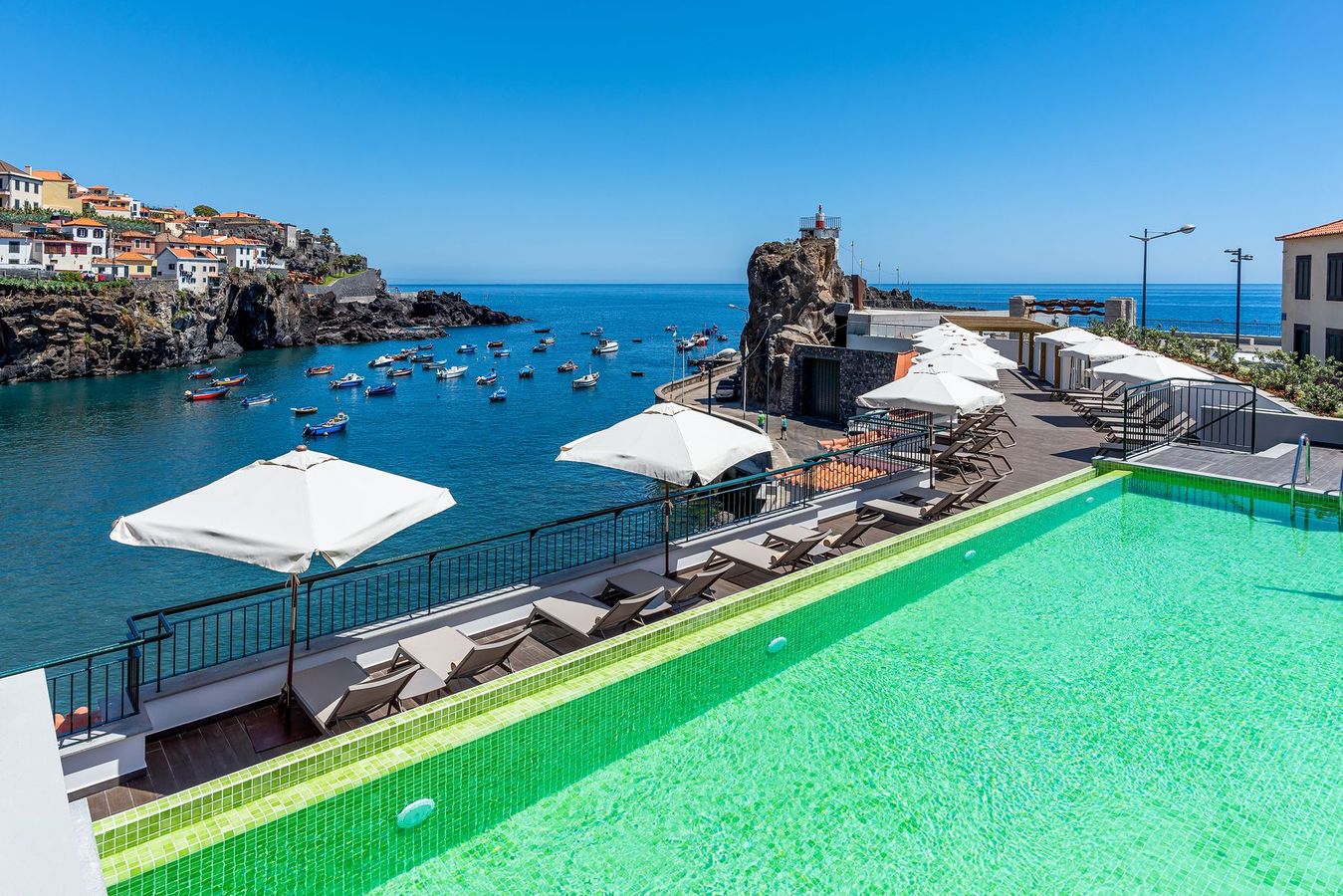 Fra poolen på taget af Pestana Churchill Bay kan du se ud over havet omkring Madeira.
