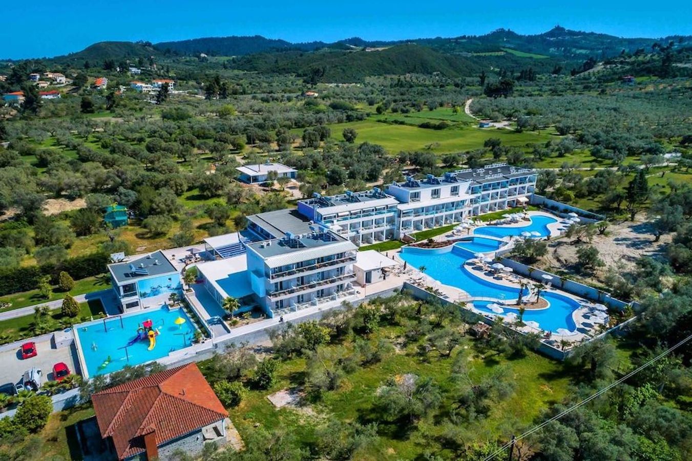Anna Hotel i Pefkochori, Grækenland er et familievenligt hotel med flere pools og tæt på stranden.