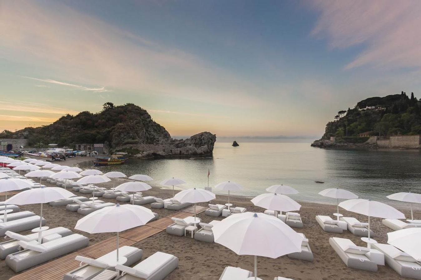 strand paa Grand Hotel Mazzarò Sea Palace