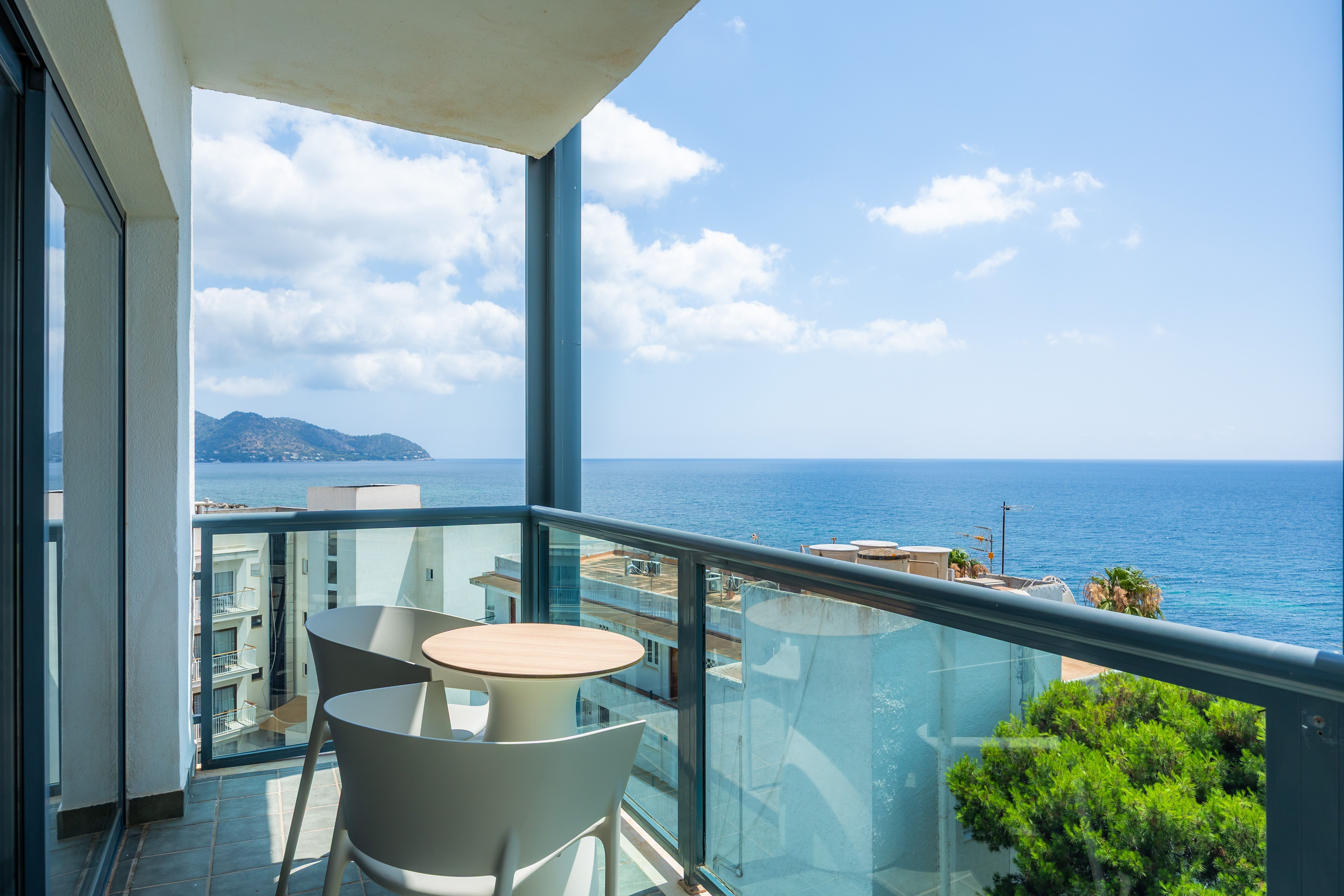 Marins Suites Hotel - Image 9