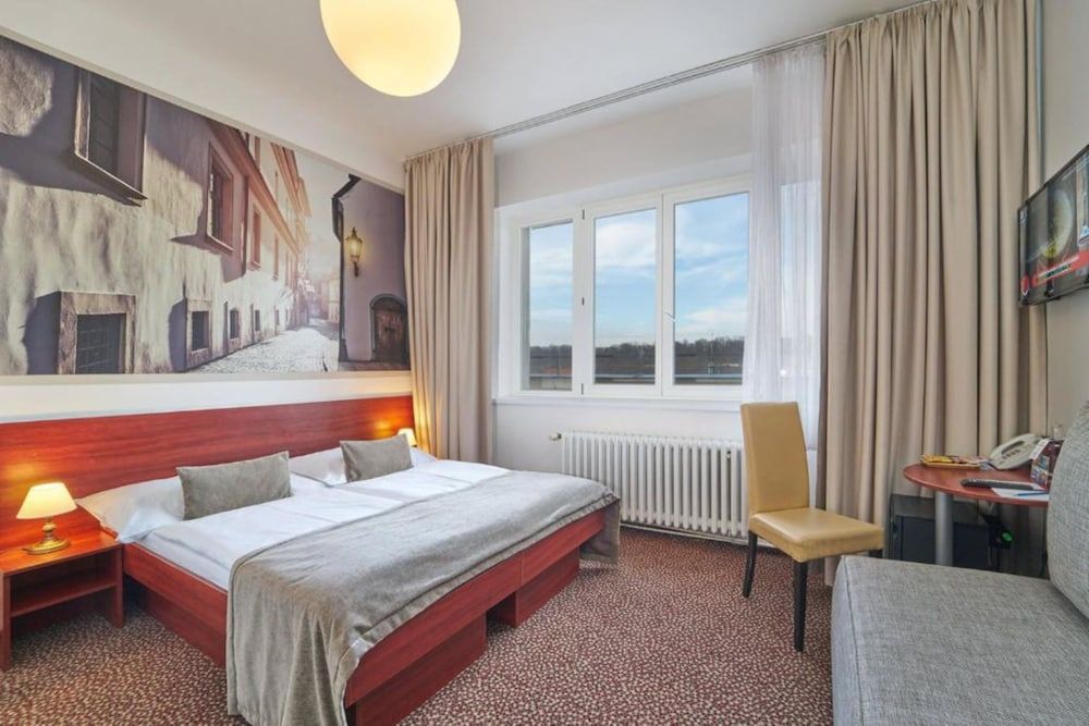 Metropolitan Old Town Hotel - Image 3