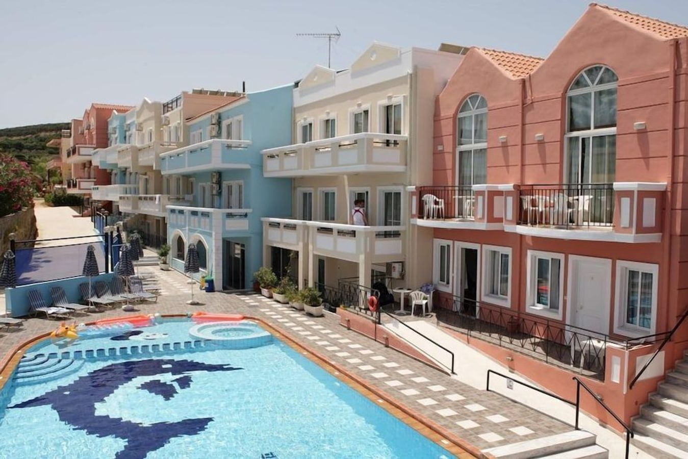 Epis Hotel tilbyder ferielejligheder og en fælles pool tæt på stranden i Agia Marina på Kreta.