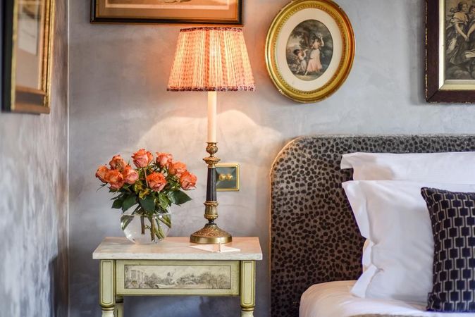 Hotel San Domenico House seng og sengebord
