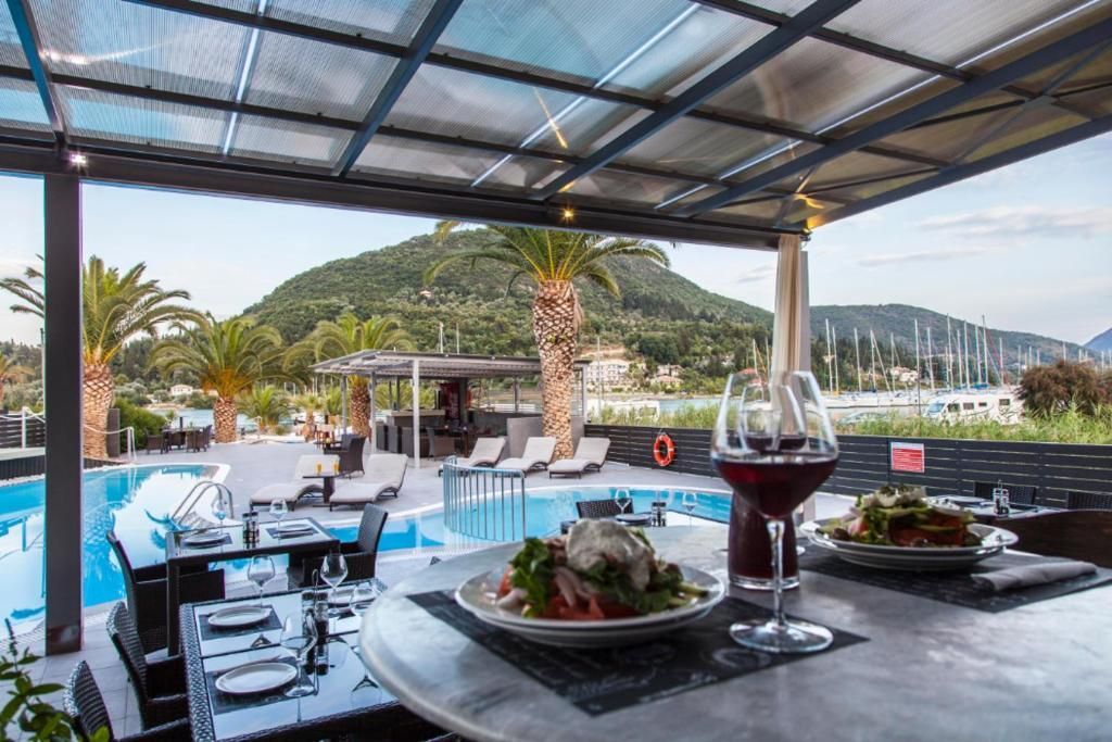 Armonia Boutique Hotel ligger i Nidri på Lefkas i Hellas, og tilbyr en solterrasse med basseng.