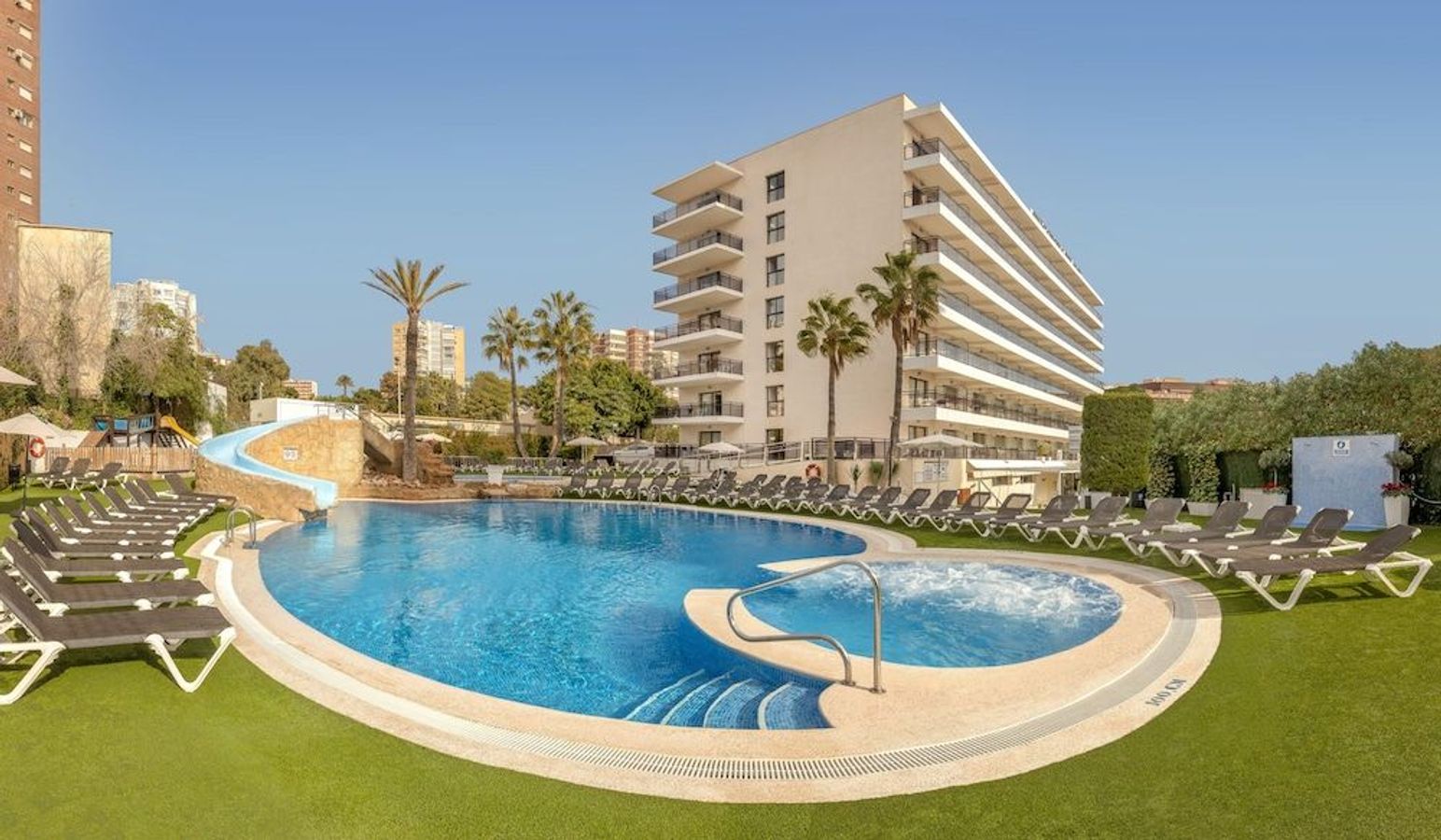 RH Corona del Mar Beach Hotel ligger i Benidorm og tilbyder swimmingpools og muligheden for All Inclusive.