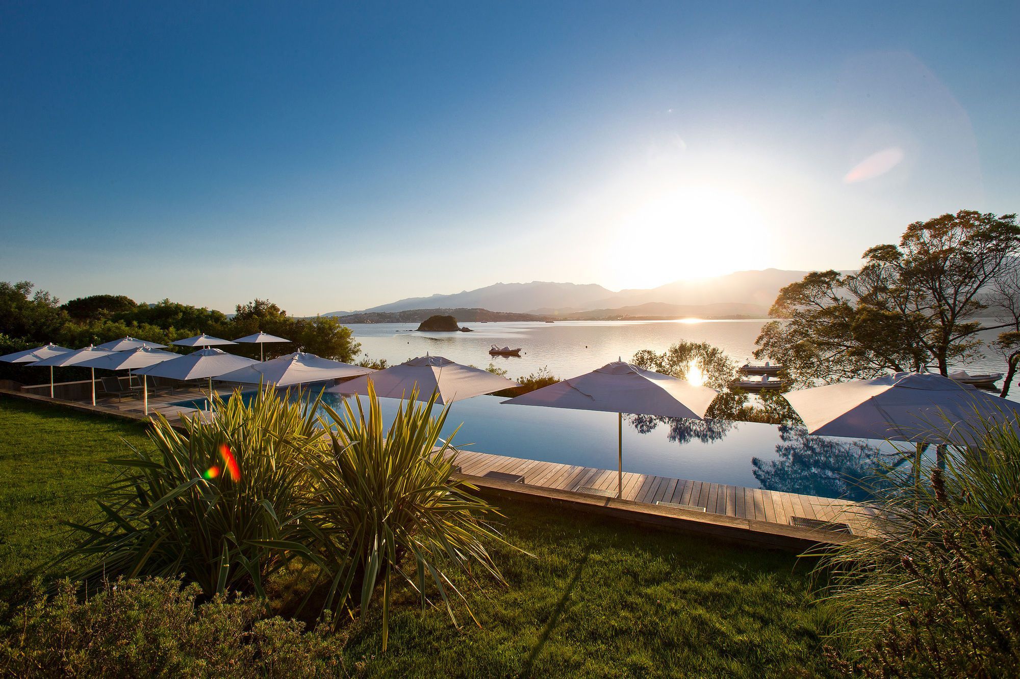 Njut av de vackraste solnedgångarna över poolen och havet när du är
gäst på Casadelmar nära Porto-Vecchio på Korsika