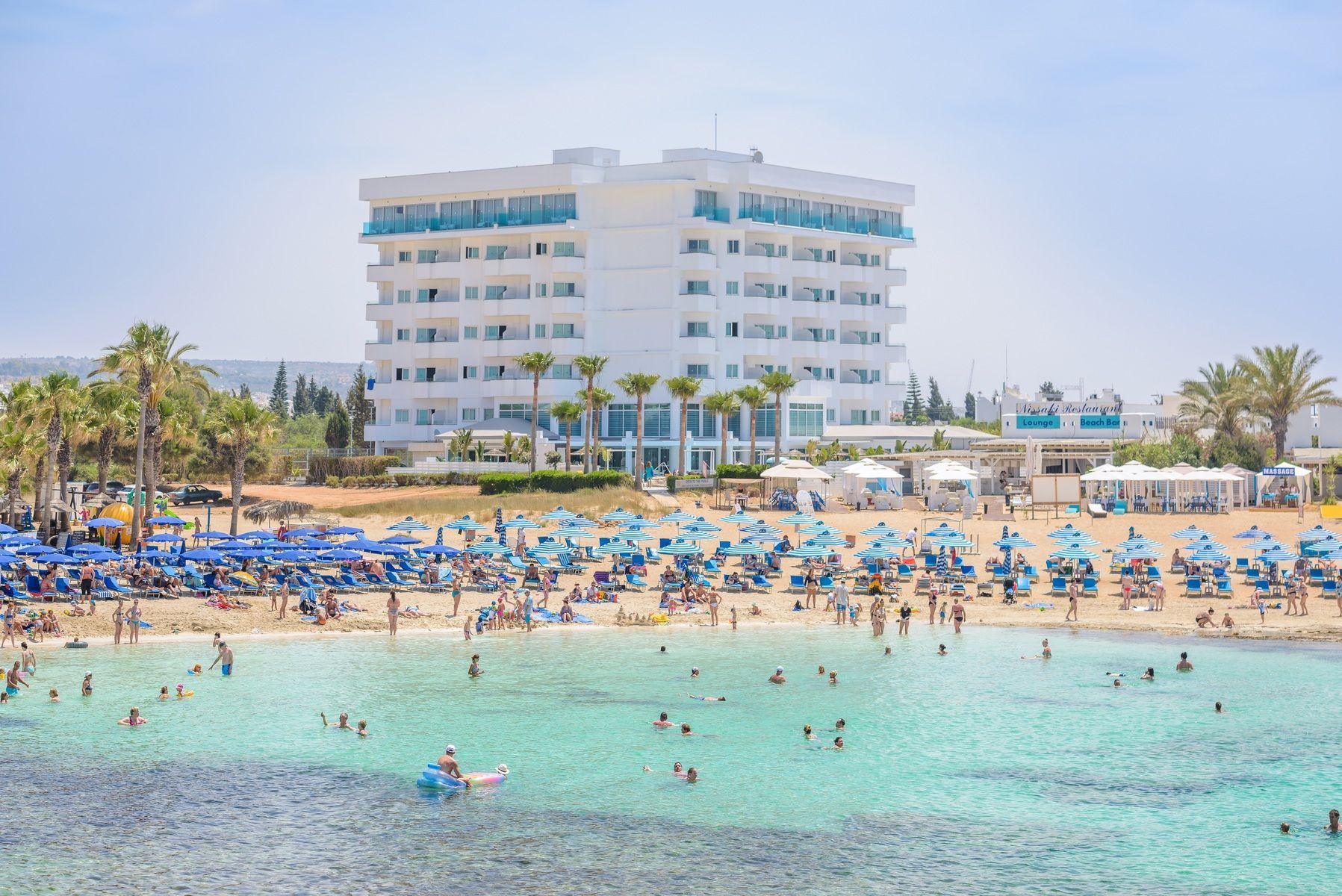 Tasia Maris Sands Hotel ligger ved stranden i Ayia Napa og byder dig velkommen til et hotel kun for voksne.