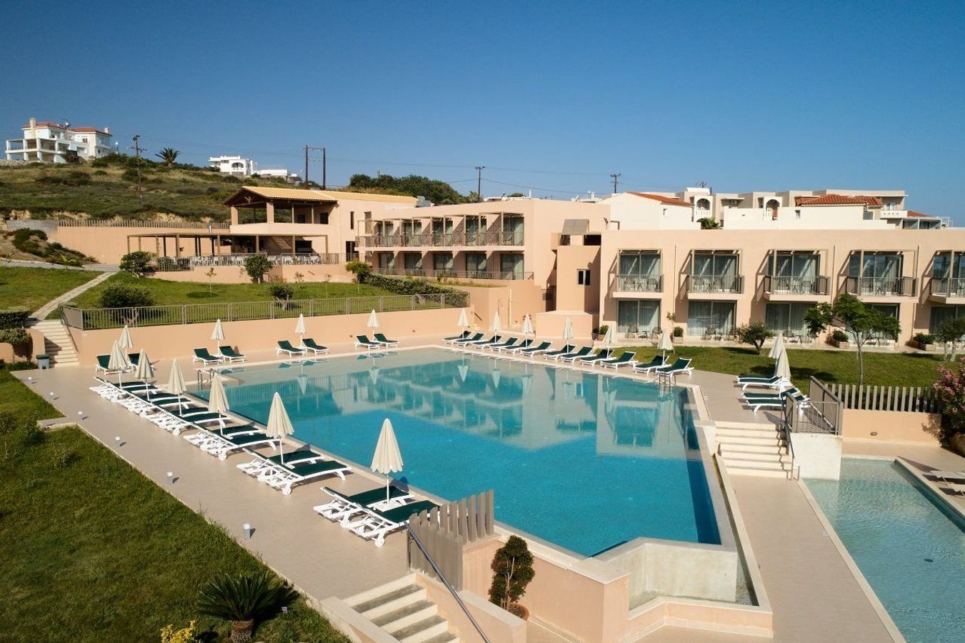 Nyd skønne stunder ved poolen på Giannoulis - Santa Marina Beach Hotel i Agia Marina, Kreta