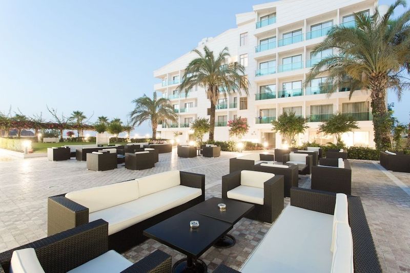 Falcon Hotel - Image 2
