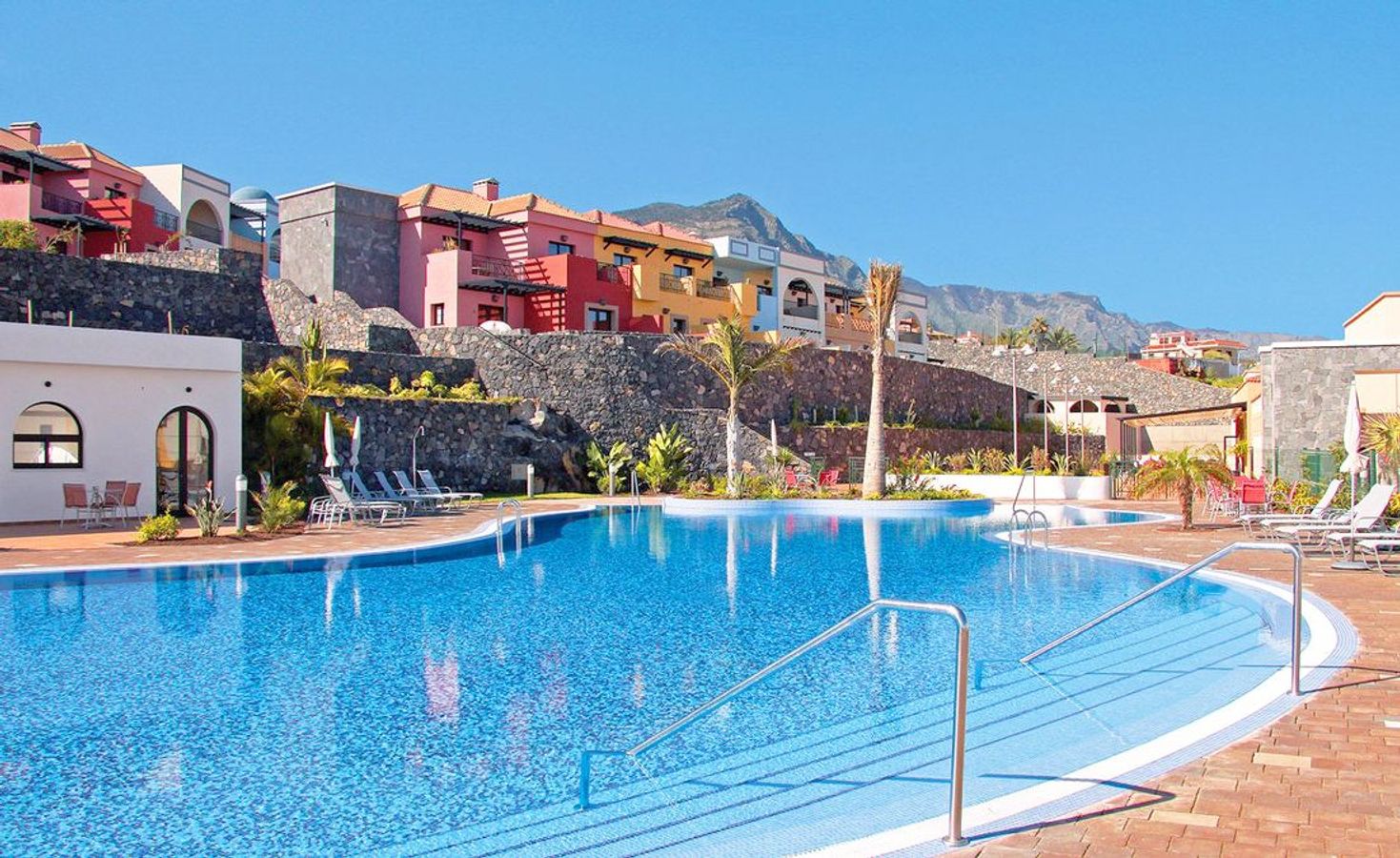 På Hotel Luz del Mar kan du slappe af ved poolen nær havet på Tenerife.