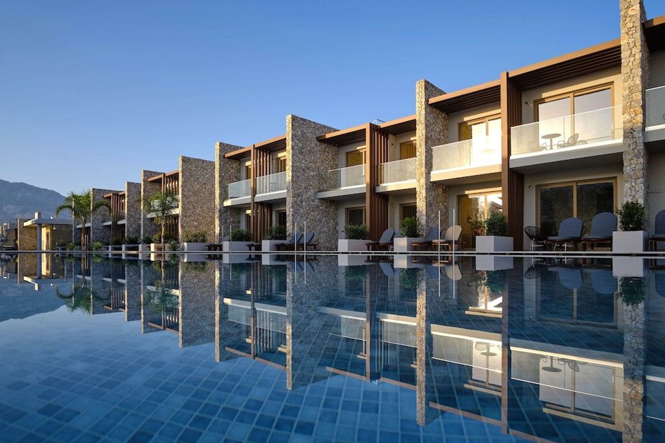 Utopia Blu Hotel är ett lyxigt boende på Kos där du kan hoppa ner i poolen direkt från din terrass. 