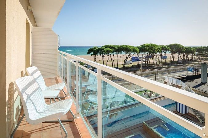 Balkong med havsutsikt på hotell i Costa Brava, Spanien