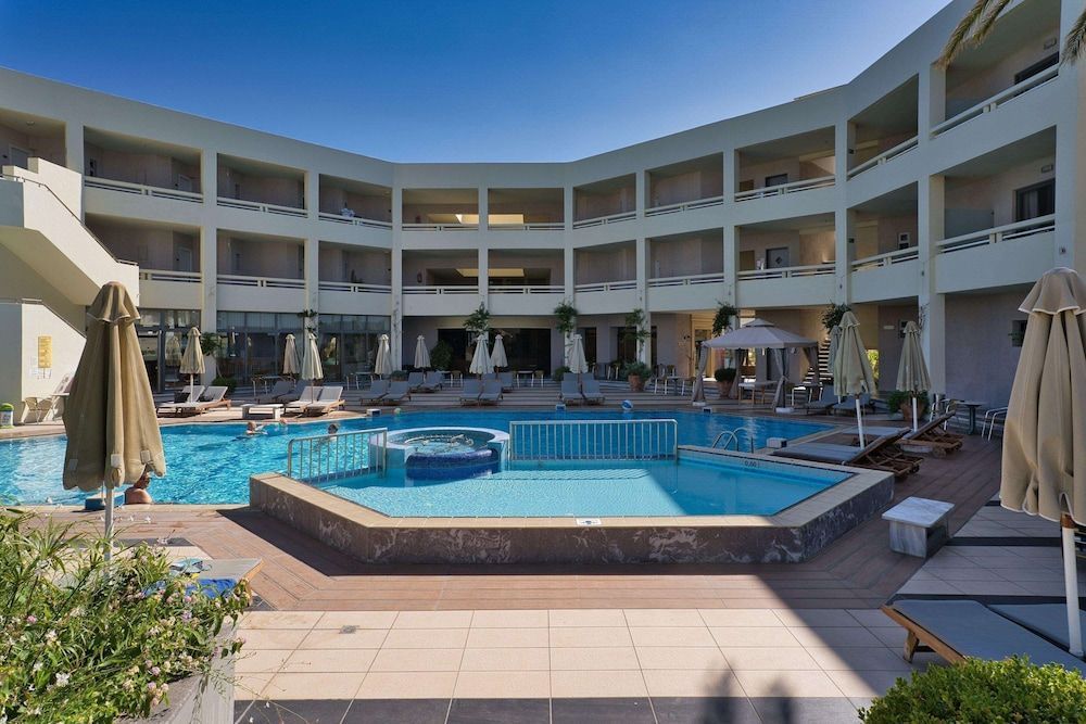 Pearl Beach Hotel - Image 4