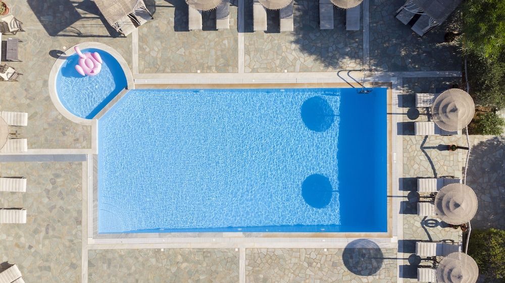 Parosland Hotel byder på dejlige omgivelser for hele familien på ferie i Aliki på Paros.