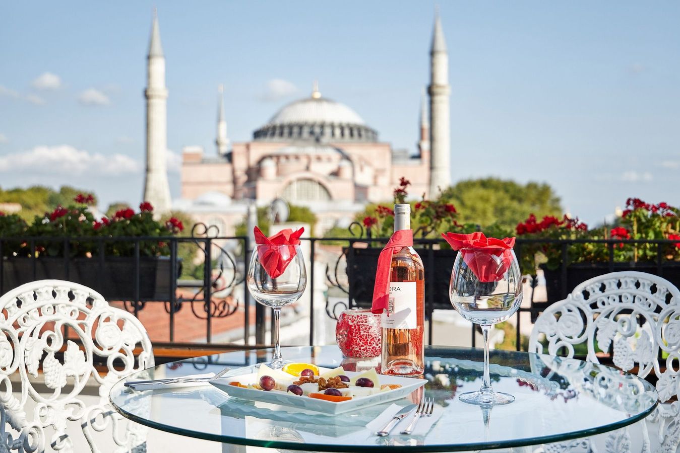 Celal Sultan ligger centralt i Istanbul og tilbyder udsigt over Hagia Sophia fra den fælles terrasse.