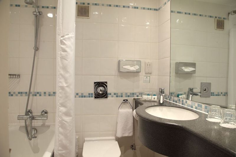 Holiday Inn Regents Park - Image 6