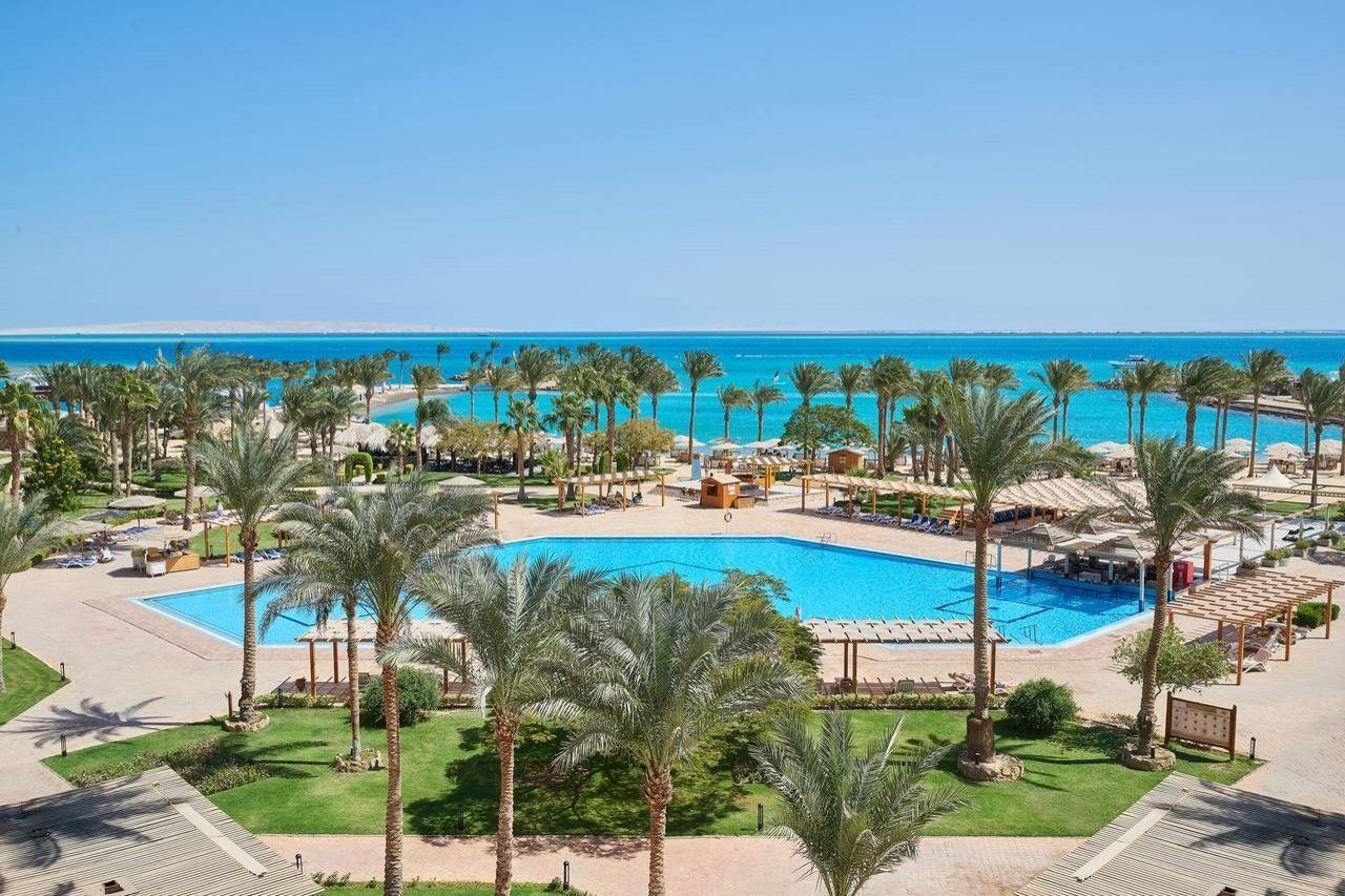 Nyd poolen og havet på Continental Hotel Hurghada i Egypten