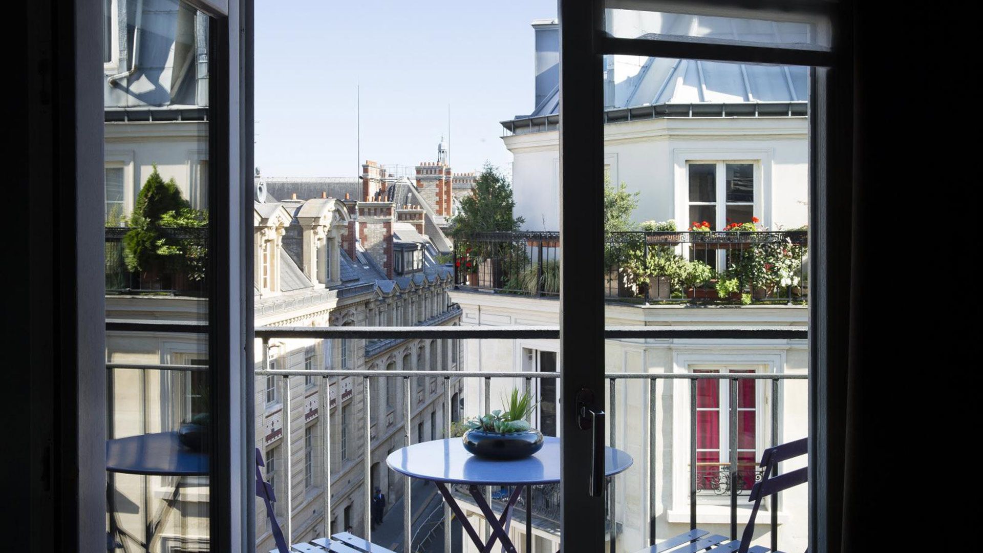 Vissa rum på Grand Hotel Saint Michel i Paris har en liten balkong där du kan njuta av de eleganta närliggande byggnaderna.
