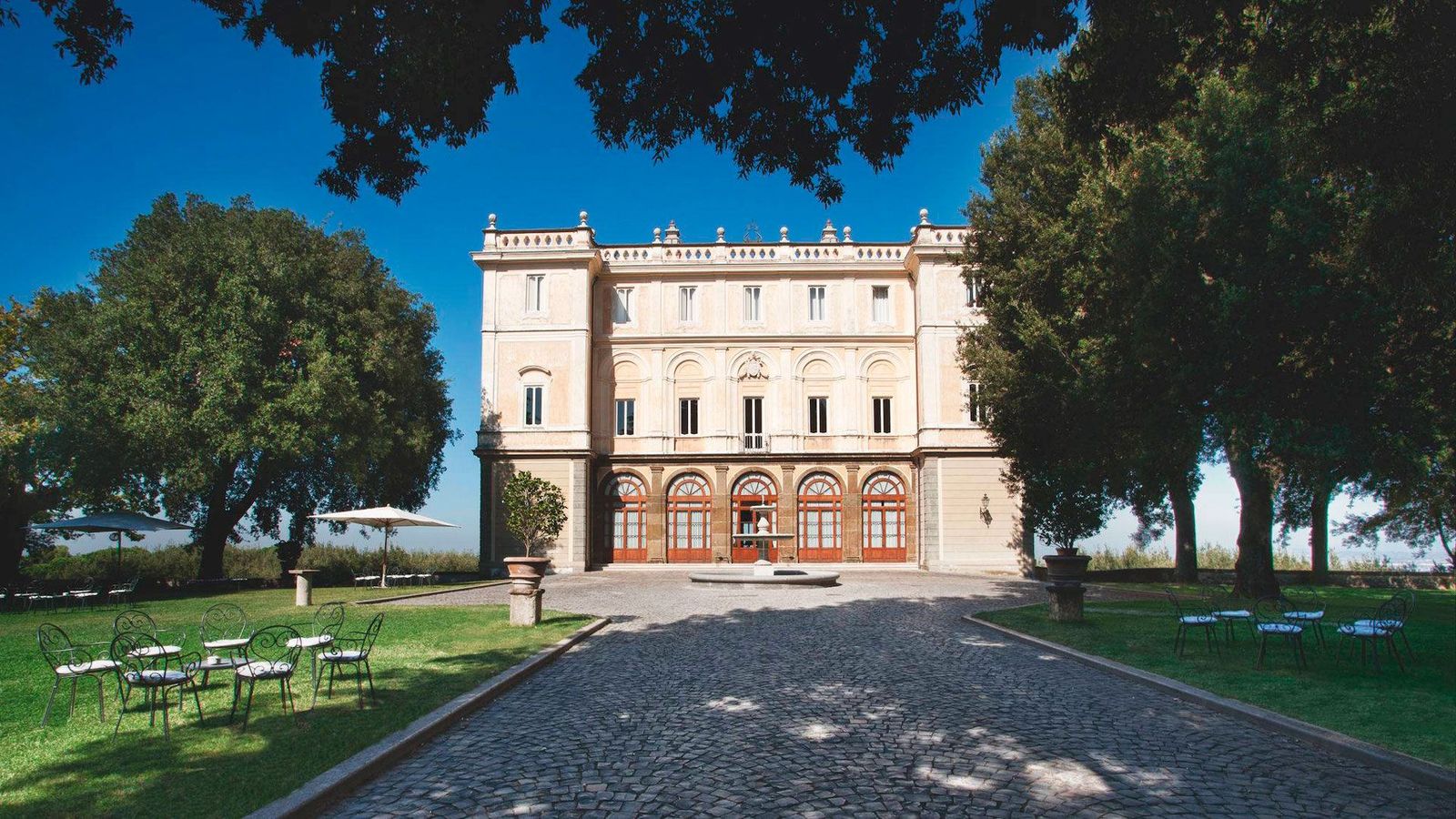 indkørsel til Park Hotel Villa Grazioli