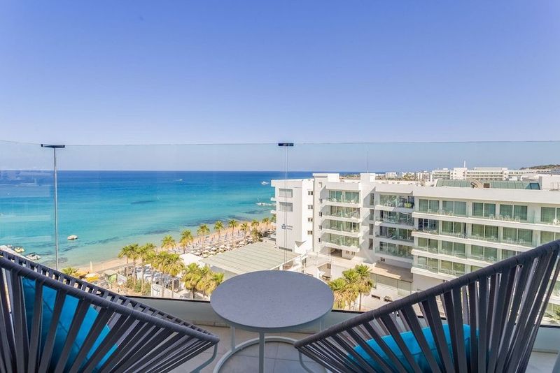 Flamingo Paradise Beach Hotel - Image 2
