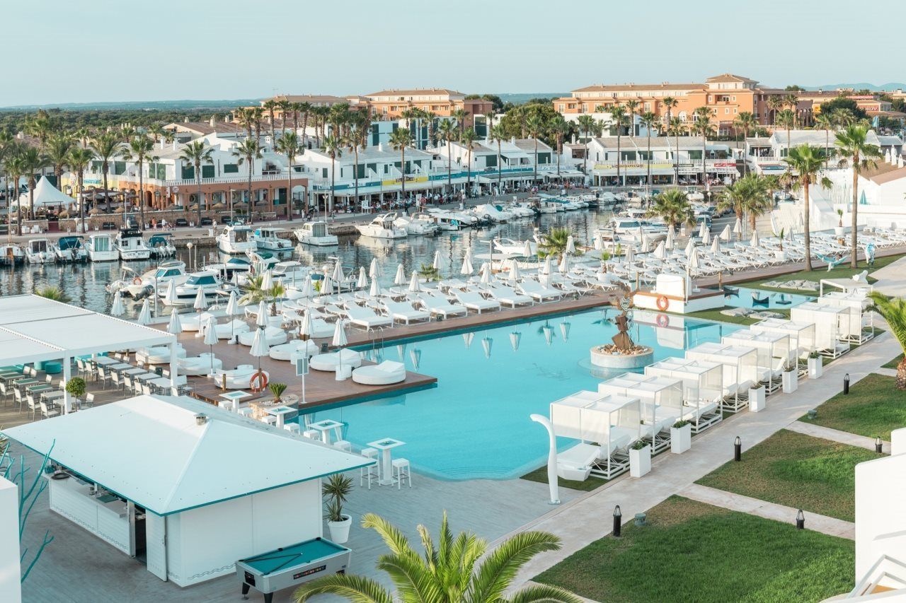 Lago Resort Menorca ligger vakkert til ved en lagune på den sørvestlige spissen av Menorca, og tilbyr både voksne hoteller og familieleiligheter.