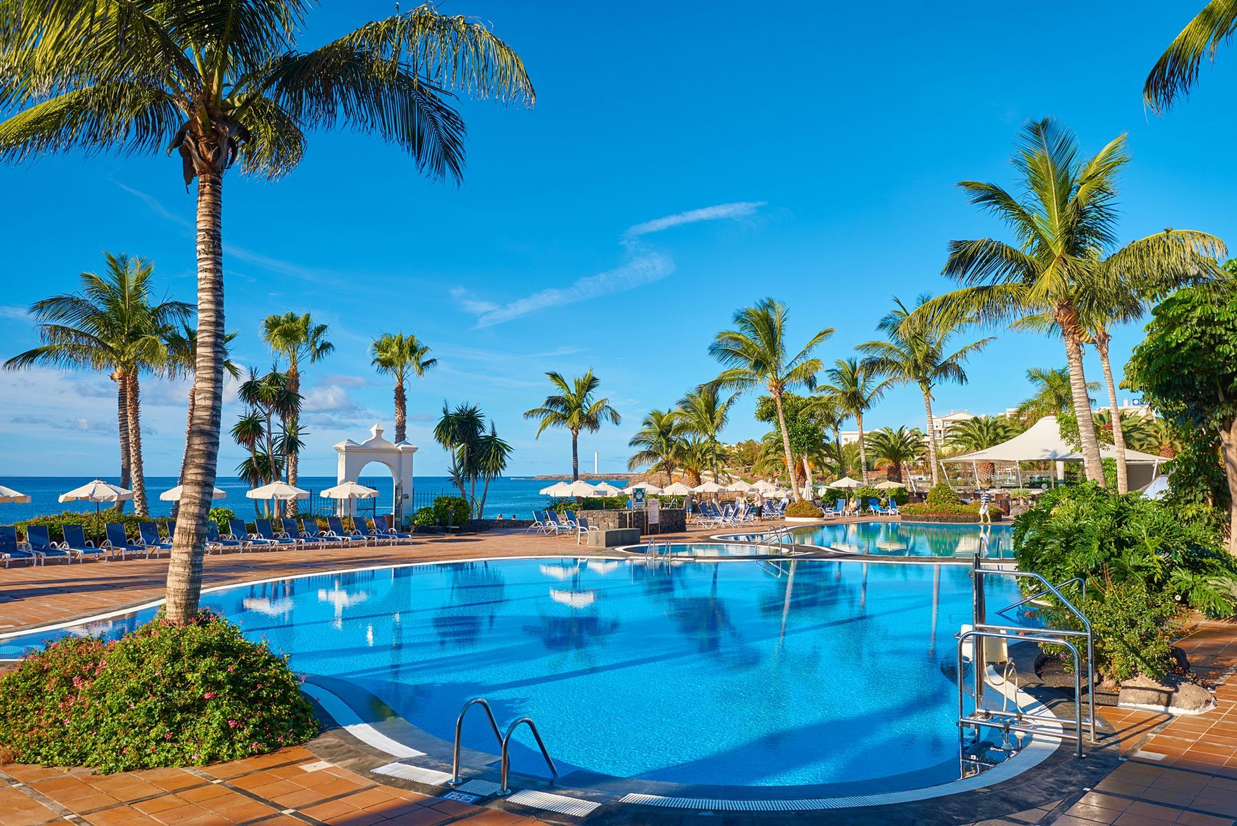 På vuxenhotellet Hipotels Natura Palace bor du med tillgång till pool och utsikt över havet i Playa Blanca på Lanzarote.