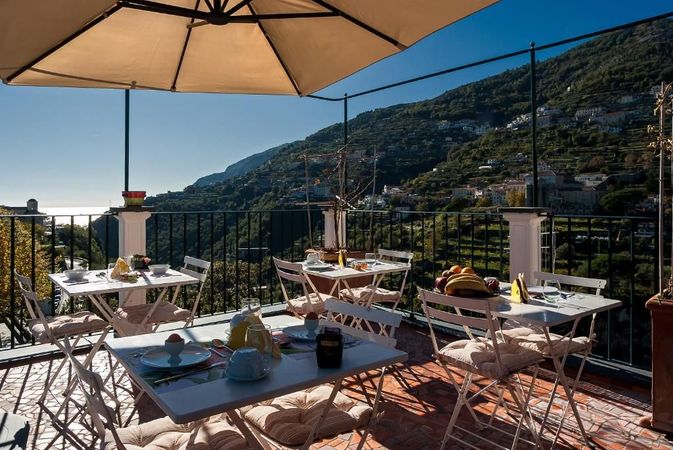 La Moresca ligger i Ravello og byder på smuk hav- og landudsigt fra terrassen.