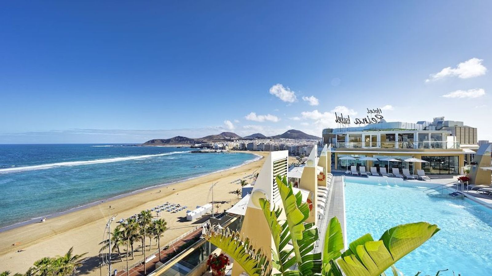 Bull Reina Isabel & Spa ligger lige ved stranden i Las Palmas på Gran Canaria og har et dejligt poolområde med liggestole og parasoller.