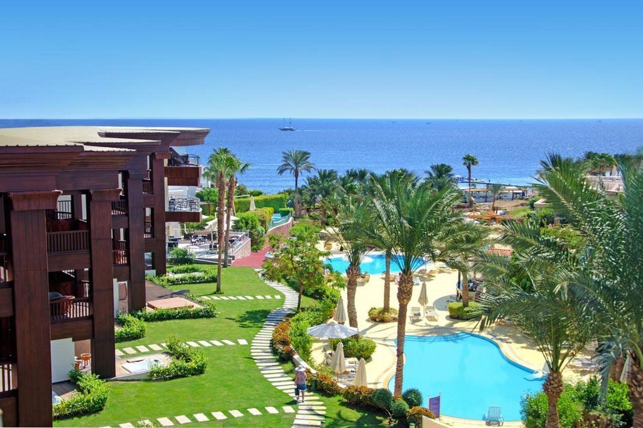 Royal Savoy Sharm El Sheikh tilbyder indkvartering ved en privat strand ved Det Røde Hav i Egypten.