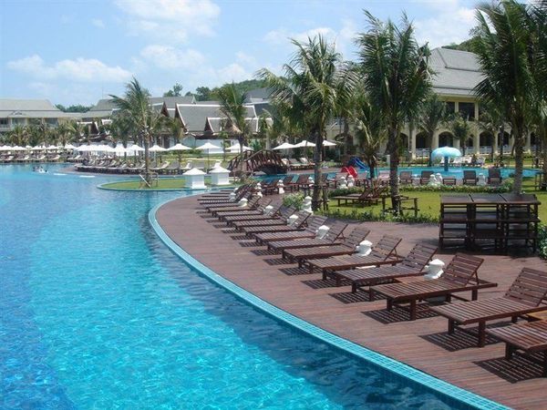 Bo med pool i Klong Muang