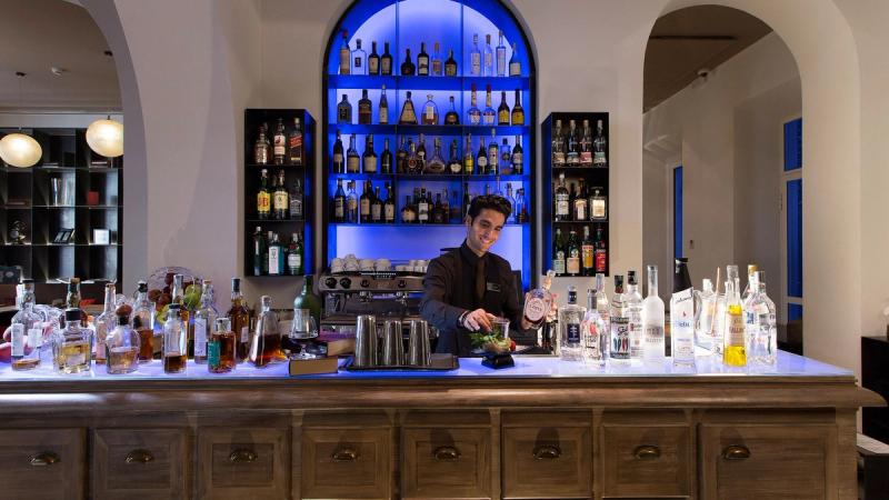 Den flinke bartendern leverar alla former av dryckesvaror