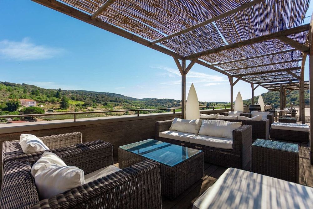 Sæt dig godt til rette på terrassen på Hotel Domaine Riberach ved Perpignan og nyd udsigten over landskabet