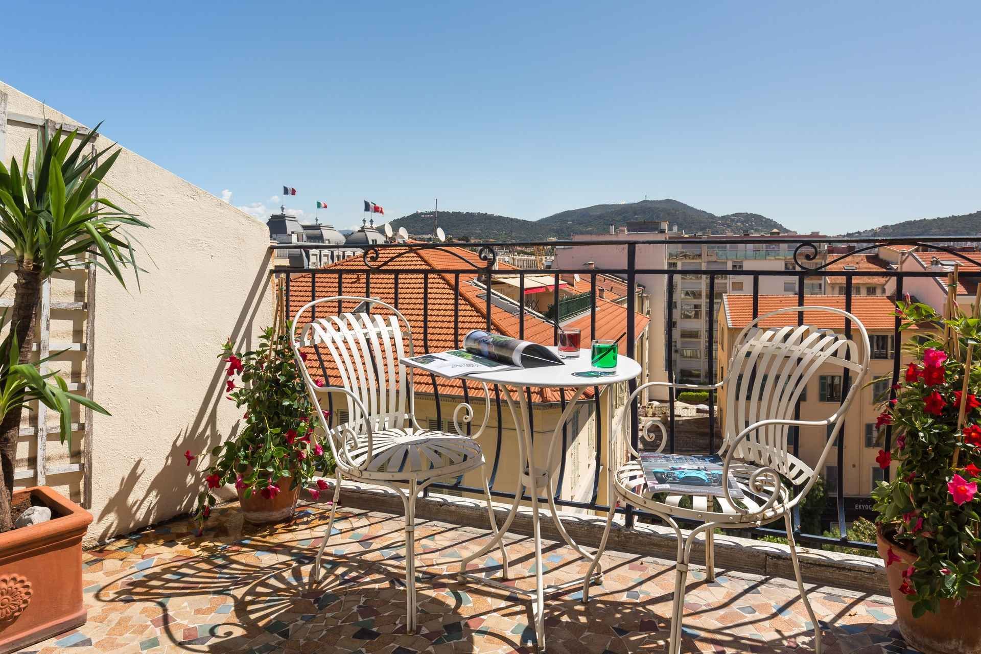På Hotel Le Grimaldi by HappyCulture i Nice kan du nyde en hyggelig stund på terrassen.