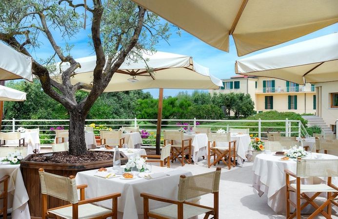 Ät utomhus på Tombolo Talasso Resort, Livorno