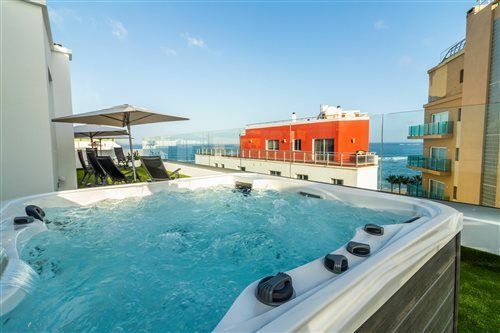På Lemon & Soul Las Palmas kan du bade i boblebadet på takterrassen