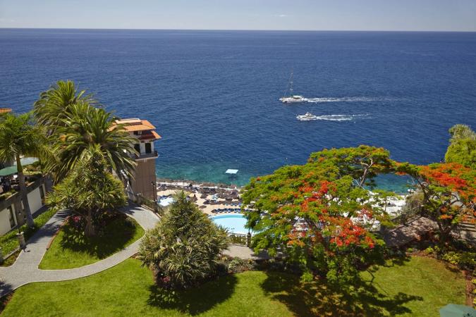 Svømmebasseng og havutsikt på The Cliff Bay i Funchal