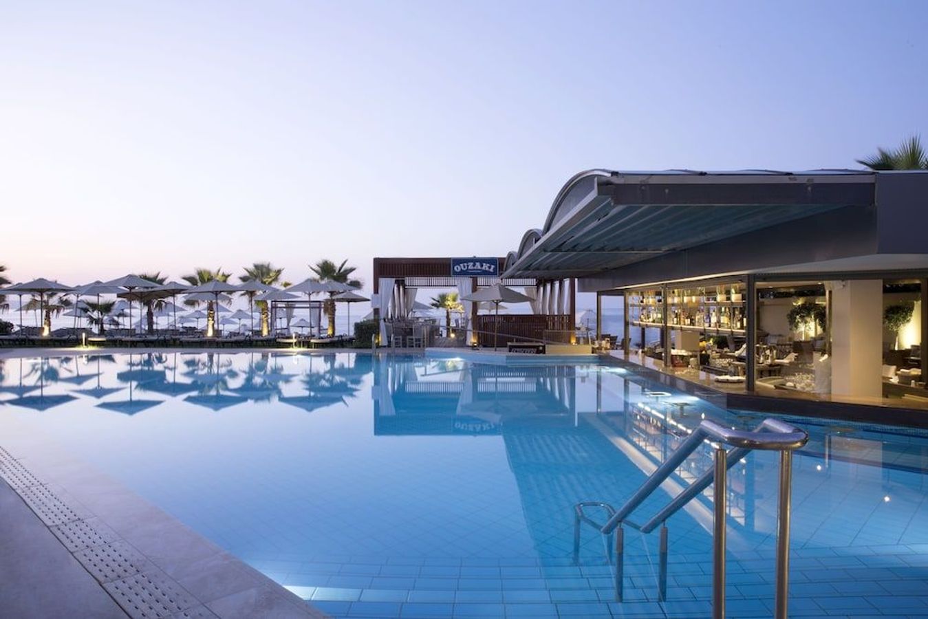 På voksenhotellet Thalassa Beach Resort kan du bade i bassenget med utsikt over havet utenfor Agia Marina på Kreta.