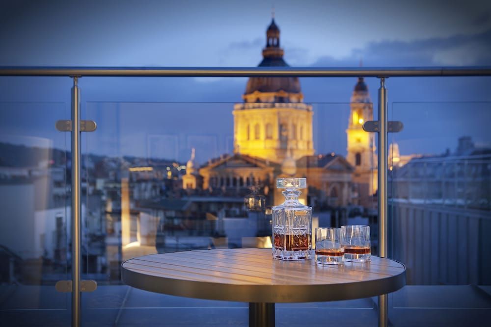 Nyd udsigten over byens seværdigheder fra terrassen på Hilton Garden Inn Budapest City Center i Budapest.