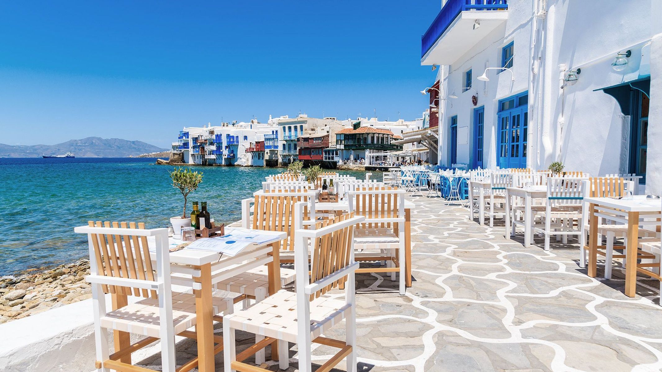 Mysiga tavernor längs havet på Mykonos i Grekland