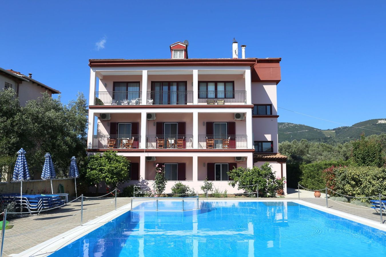 Christina Studios tilbyder ferielejligheder med balkon og adgang til en fælles pool i Ligia i Lefkas, Grækenland.