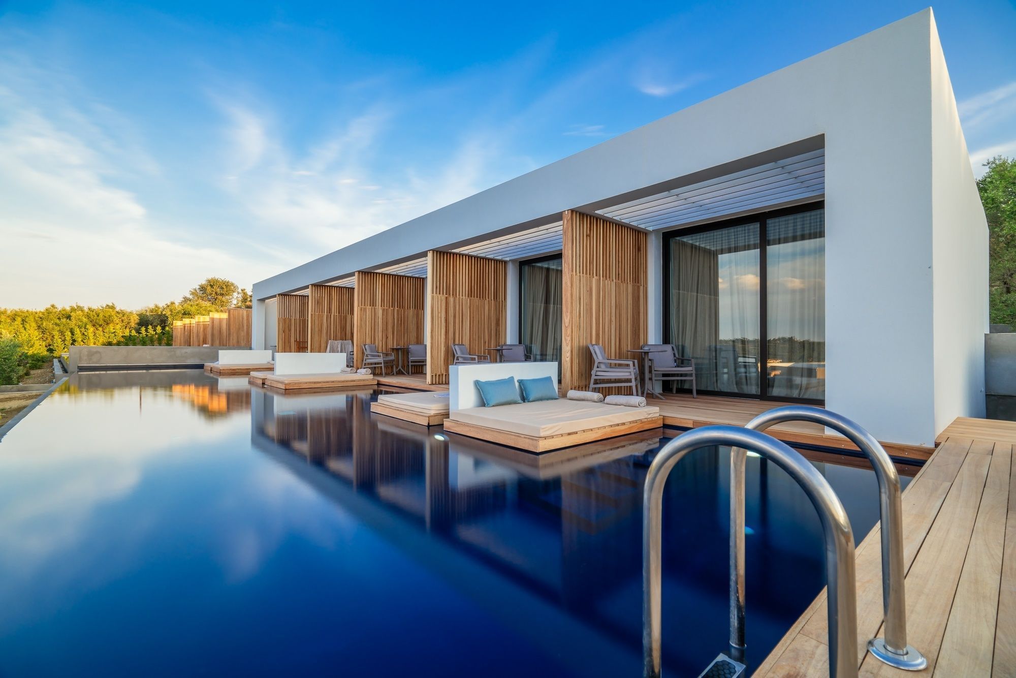 Zante Maris Suites ligger lige uden for centrum af Tsilivi på Zakynthos og tilbyder suiter med egen pool.