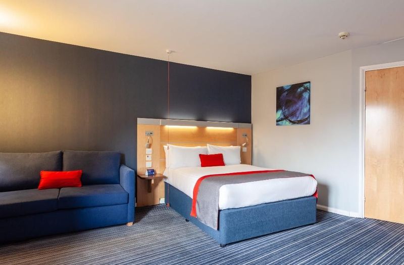 Holiday Inn Express Edinburgh Royal Mile - Image 9