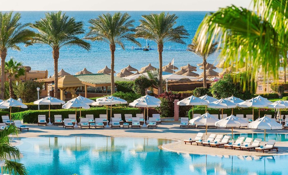 Slapp av ved bassenget med utsikt over Rødehavet på Baron Resort Sharm el Sheikh, Egypt