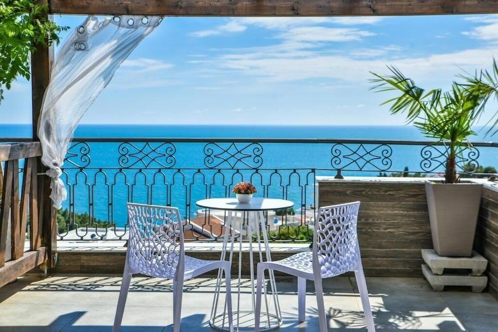 Nyd endeløs havudsigt fra terrassen på Padam Hotel & SPA i Montenegro.