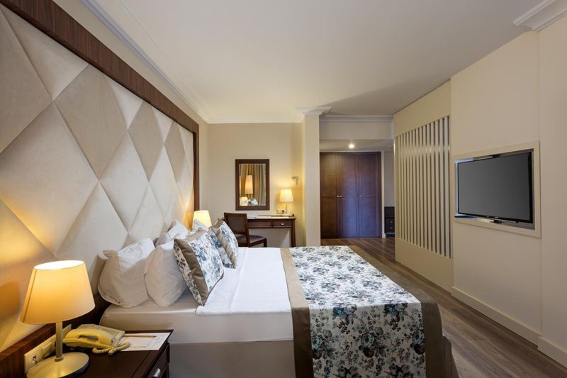 Seven Seas Hotel Life - Image 8