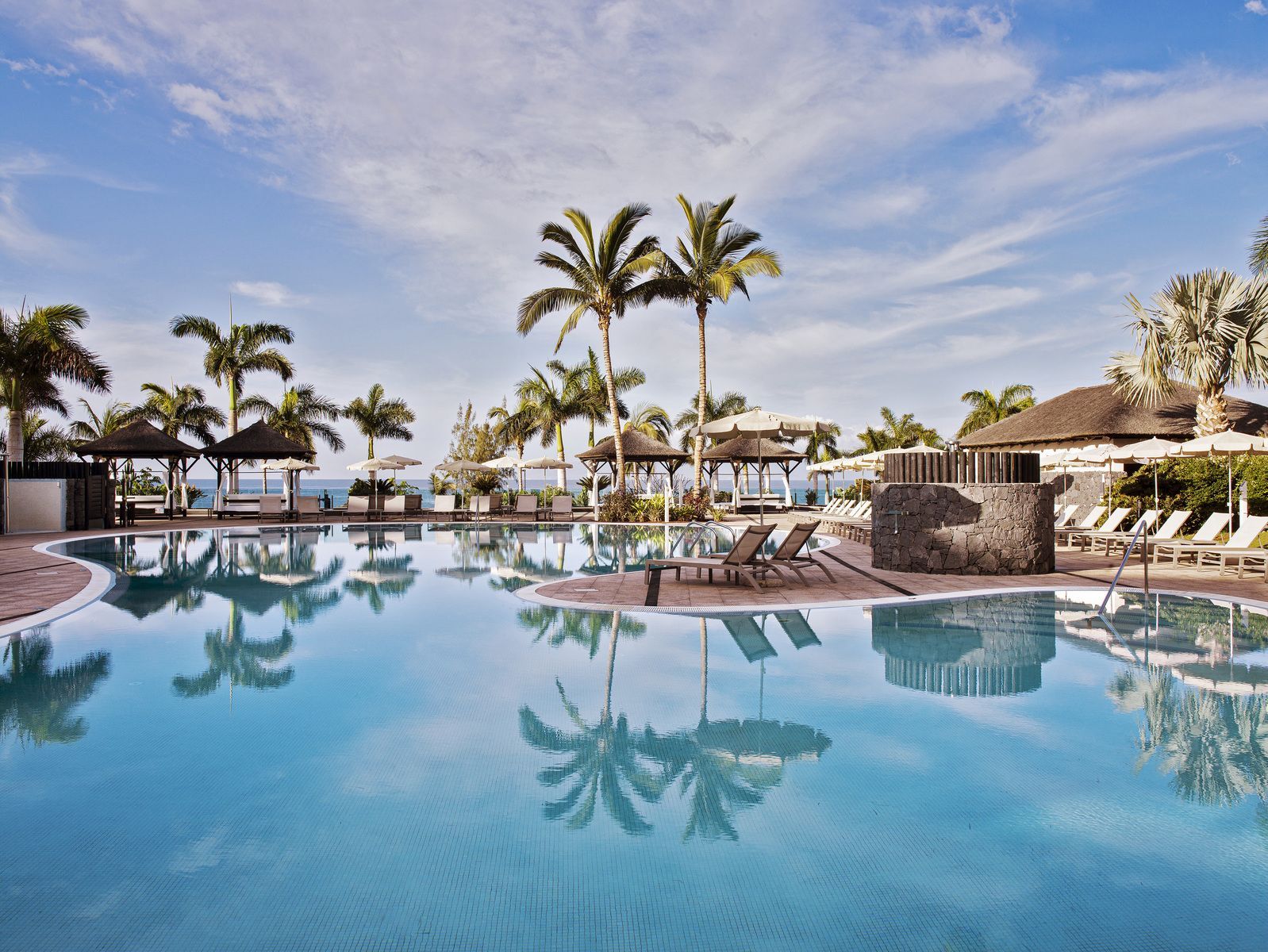 Gran Melia Palacio de Isora ligger på Tenerife og har en af Europas største swimmingpool.