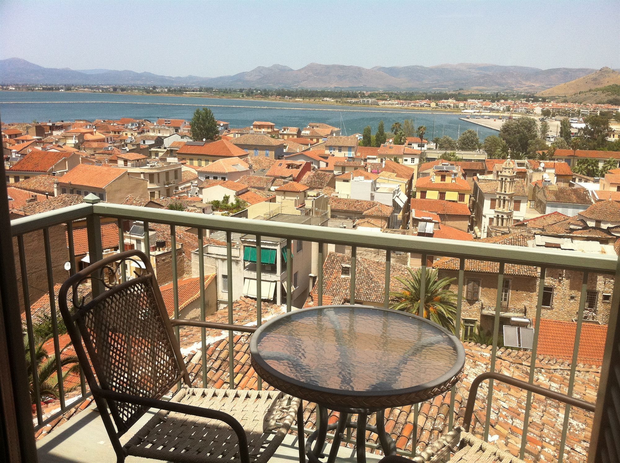 Amfitriti Palazzo Design Hotel ligger i Nafplions gamle bymidte og tilbyder smuk udsigt over hustagene fra værelserne.