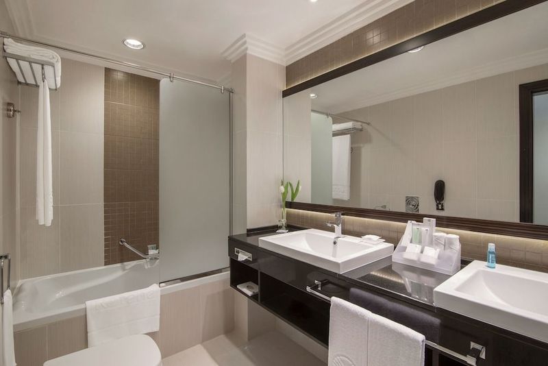 Towers Rotana Hotel - Image 8